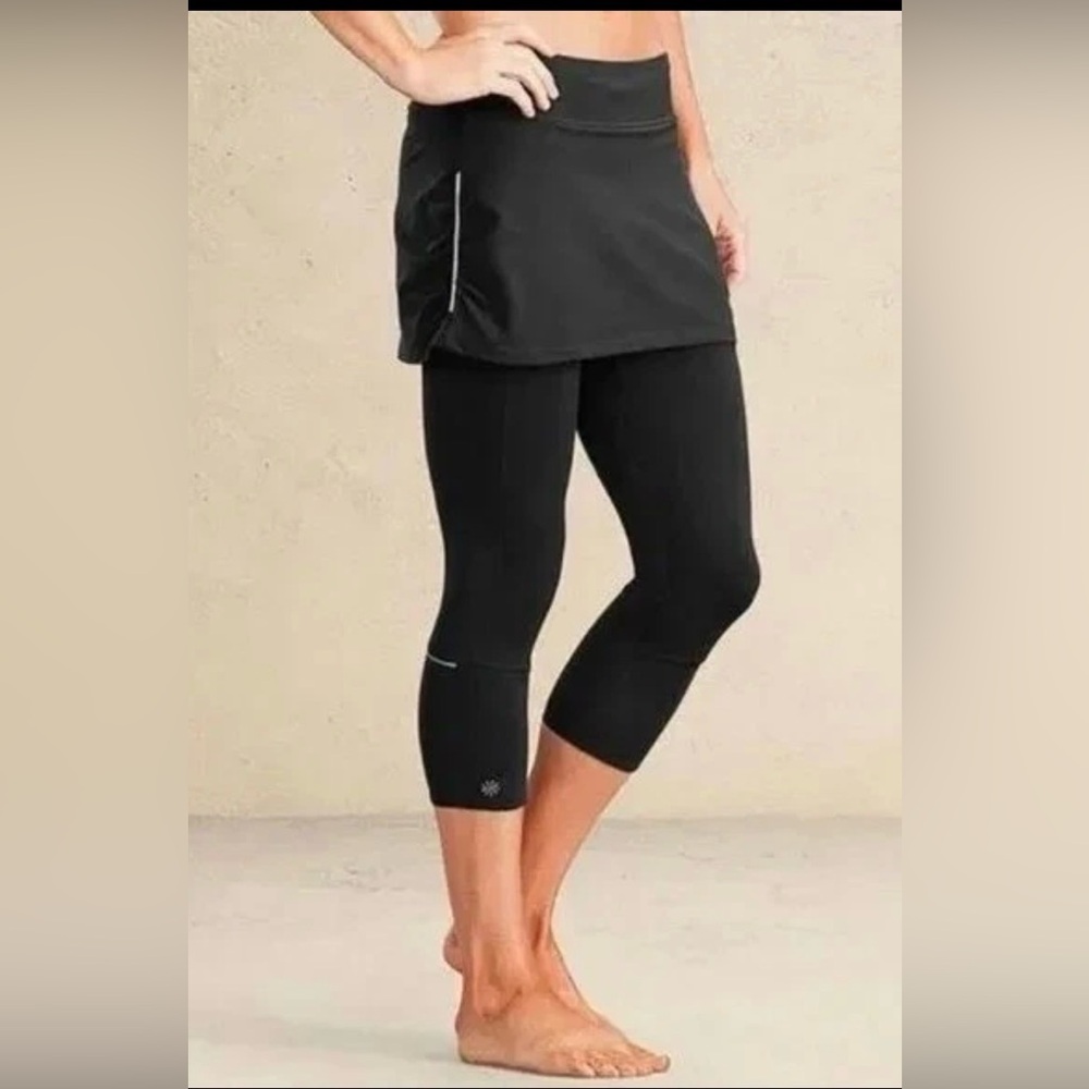 Athleta Be Free 2-in-1 Capri Skirt Leggings Small Black Running Yoga Wicking NWT - Picture 10 of 10